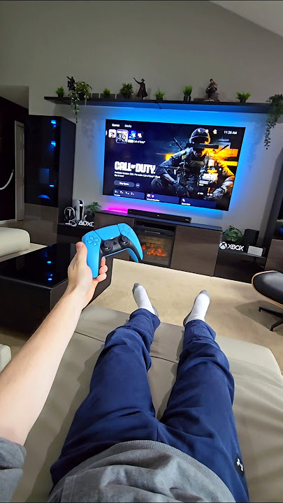 Concezione di videogioco: console e divano